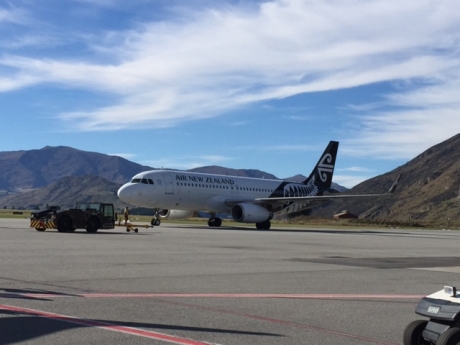 クイーンズタウン空港に飛行機到着。