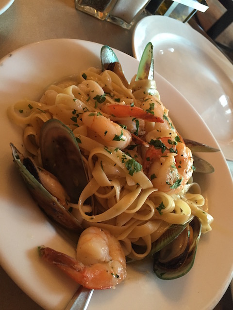 pane-e-vino-pasta-frutti-di-mare