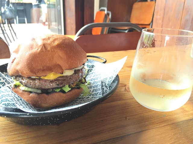 burgerburger-newmarket classicburger and wine