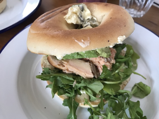 The Classic Bagle　サーモンとアボカドのベーグル