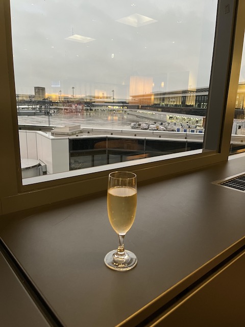 ana suite lounge 202210 champagne